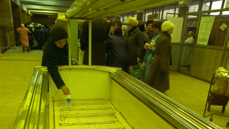 Illustration for article titled These photographs capture the terror, joy and weirdness of the USSR's final days